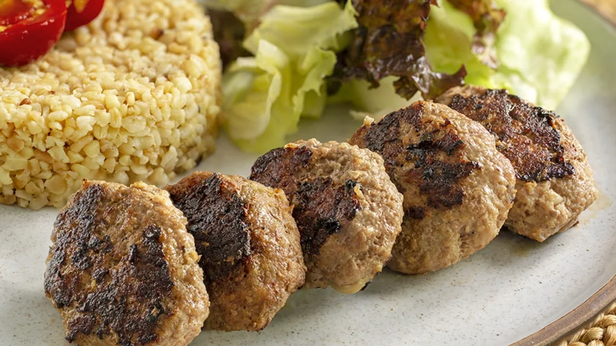 Izgara köfte, fırın patates ve piyaz